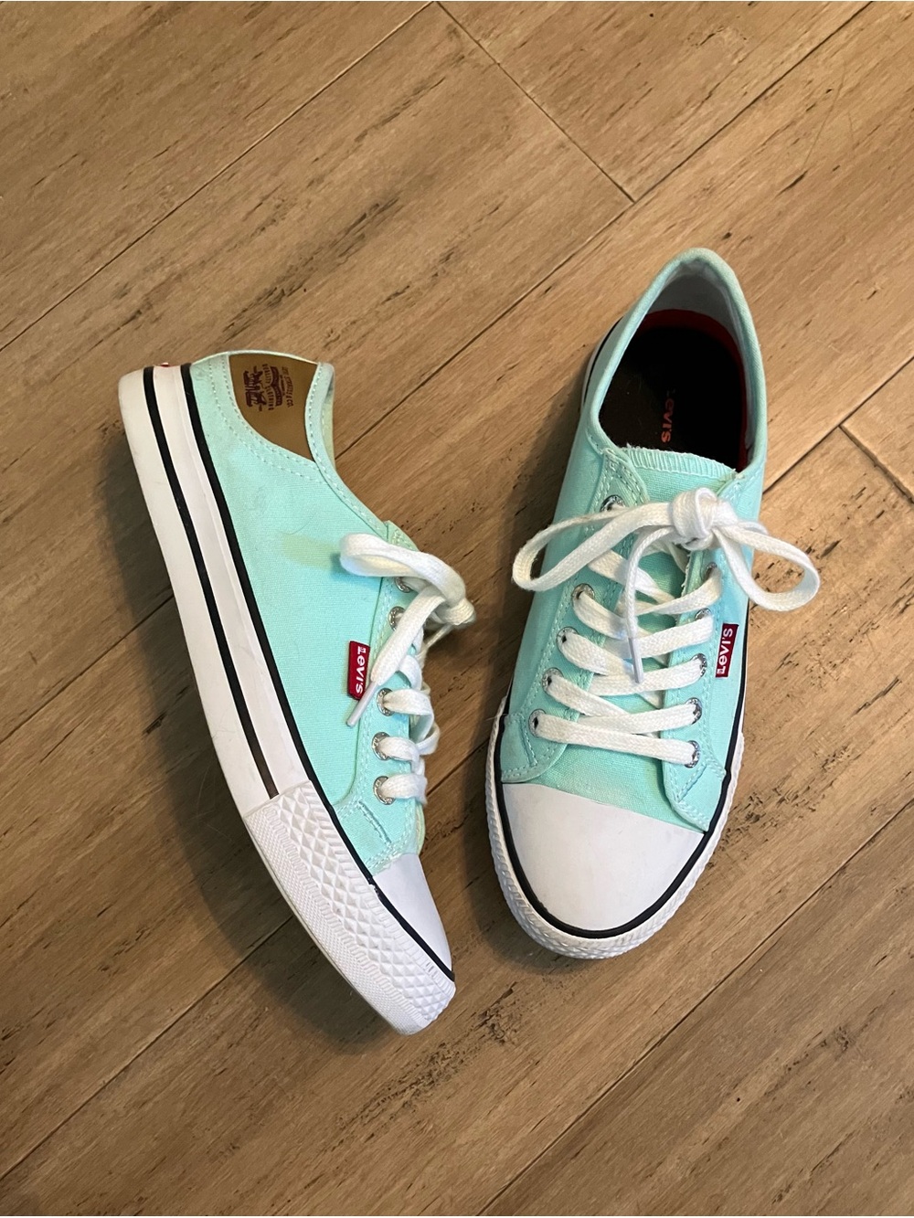 Levi’s aqua clamshell laced women’s sneakers. Size 7.5